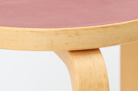 北欧より買い付けたアアルトデザインの1970年~1980年代頃に製造されたと思われるスツールです。座面に経年変化が楽しめるリノリウム素材が使用されています。経年により色味が濃くなったバーチ材が魅力的です。