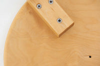 北欧より買い付けたアアルトデザインの1970年~1980年代頃に製造されたと思われるスツールです。座面に経年変化が楽しめるリノリウム素材が使用されています。経年により色味が濃くなったバーチ材が魅力的です。