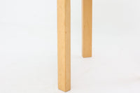 北欧より買い付けたアアルトデザインの1970年~1980年代頃に製造されたと思われるスツールです。座面に経年変化が楽しめるリノリウム素材が使用されています。経年により色味が濃くなったバーチ材が魅力的です。