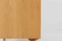 北欧より買い付けたサイドボードです。収納部の右側には、元々レコード収納用として設計されていたと思われる取り外し可能な縦仕切りがあり、幅の調整も可能です。棚板は取り外しできませんが、縦仕切りは全て取り外し可能で、大きなアイテムの収納にも対応できます。左側の収納部には、取り外しや可動が可能な引き出しが2杯備わっており、使い勝手も良好です。シンプルながらも高いクオリティを誇り、デンマークの家具デザイナーPoul Hundevadによってデザインされた本作は、デンマークの厳しい品質基準を満たした「DANISH FURNITUREmAKE'S CONTROL」のロゴシールが付いております。