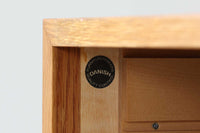 北欧より買い付けたサイドボードです。収納部の右側には、元々レコード収納用として設計されていたと思われる取り外し可能な縦仕切りがあり、幅の調整も可能です。棚板は取り外しできませんが、縦仕切りは全て取り外し可能で、大きなアイテムの収納にも対応できます。左側の収納部には、取り外しや可動が可能な引き出しが2杯備わっており、使い勝手も良好です。シンプルながらも高いクオリティを誇り、デンマークの家具デザイナーPoul Hundevadによってデザインされた本作は、デンマークの厳しい品質基準を満たした「DANISH FURNITUREmAKE'S CONTROL」のロゴシールが付いております。