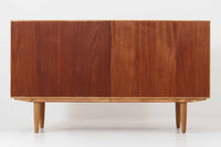 北欧より買い付けたサイドボードです。収納部の右側には、元々レコード収納用として設計されていたと思われる取り外し可能な縦仕切りがあり、幅の調整も可能です。棚板は取り外しできませんが、縦仕切りは全て取り外し可能で、大きなアイテムの収納にも対応できます。左側の収納部には、取り外しや可動が可能な引き出しが2杯備わっており、使い勝手も良好です。シンプルながらも高いクオリティを誇り、デンマークの家具デザイナーPoul Hundevadによってデザインされた本作は、デンマークの厳しい品質基準を満たした「DANISH FURNITUREmAKE'S CONTROL」のロゴシールが付いております。