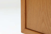 北欧より買い付けたサイドボードです。収納部の右側には、元々レコード収納用として設計されていたと思われる取り外し可能な縦仕切りがあり、幅の調整も可能です。棚板は取り外しできませんが、縦仕切りは全て取り外し可能で、大きなアイテムの収納にも対応できます。左側の収納部には、取り外しや可動が可能な引き出しが2杯備わっており、使い勝手も良好です。シンプルながらも高いクオリティを誇り、デンマークの家具デザイナーPoul Hundevadによってデザインされた本作は、デンマークの厳しい品質基準を満たした「DANISH FURNITUREmAKE'S CONTROL」のロゴシールが付いております。