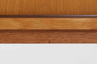 北欧より買い付けたサイドボードです。収納部の右側には、元々レコード収納用として設計されていたと思われる取り外し可能な縦仕切りがあり、幅の調整も可能です。棚板は取り外しできませんが、縦仕切りは全て取り外し可能で、大きなアイテムの収納にも対応できます。左側の収納部には、取り外しや可動が可能な引き出しが2杯備わっており、使い勝手も良好です。シンプルながらも高いクオリティを誇り、デンマークの家具デザイナーPoul Hundevadによってデザインされた本作は、デンマークの厳しい品質基準を満たした「DANISH FURNITUREmAKE'S CONTROL」のロゴシールが付いております。