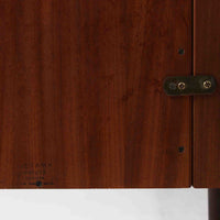 Hans J. Wegnerがデザインし、Getama社によって製造されたこちらのシングルベッドフレームは、チーク材とブラックの合皮パネルが上品に調和した、北欧ビンテージならではの美しい佇まいが魅力です。ヘッドボードにはブラックガラスを載せた引き出し付きのナイトテーブルが備えられていますが、取り外しが可能な構造となっており、空間や用途に応じて柔軟にレイアウトできます。堅牢なスノコ構造で寝具の通気性にも優れ、実用性とデザイン性を兼ね備えた一点です。
