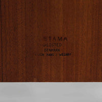 Hans J. Wegnerがデザインし、Getama社によって製造されたこちらのシングルベッドフレームは、チーク材とブラックの合皮パネルが上品に調和した、北欧ビンテージならではの美しい佇まいが魅力です。ヘッドボードにはブラックガラスを載せた引き出し付きのナイトテーブルが備えられていますが、取り外しが可能な構造となっており、空間や用途に応じて柔軟にレイアウトできます。堅牢なスノコ構造で寝具の通気性にも優れ、実用性とデザイン性を兼ね備えた一点です。