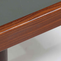 Hans J. Wegnerがデザインし、Getama社によって製造されたこちらのシングルベッドフレームは、チーク材とブラックの合皮パネルが上品に調和した、北欧ビンテージならではの美しい佇まいが魅力です。ヘッドボードにはブラックガラスを載せた引き出し付きのナイトテーブルが備えられていますが、取り外しが可能な構造となっており、空間や用途に応じて柔軟にレイアウトできます。堅牢なスノコ構造で寝具の通気性にも優れ、実用性とデザイン性を兼ね備えた一点です。