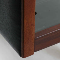 Hans J. Wegnerがデザインし、Getama社によって製造されたこちらのシングルベッドフレームは、チーク材とブラックの合皮パネルが上品に調和した、北欧ビンテージならではの美しい佇まいが魅力です。ヘッドボードにはブラックガラスを載せた引き出し付きのナイトテーブルが備えられていますが、取り外しが可能な構造となっており、空間や用途に応じて柔軟にレイアウトできます。堅牢なスノコ構造で寝具の通気性にも優れ、実用性とデザイン性を兼ね備えた一点です。