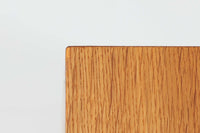 北欧より買い付けたHans J. Wegnerデザインのブックシェルフです。 彼のキャビネット類を数多く手がけたRY mobler社製の本棚です。本体はオーク材が使用されています。 シンプルなデザインながらも要所要所にウェグナーらしいデザインが施してあり、実用性にも優れている逸品です。こちらは全ての棚板の高さ調整が出来る珍しいモデルです。