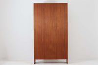 北欧より買い付けたHans J. Wegnerデザインのブックシェルフです。 彼のキャビネット類を数多く手がけたRY mobler社製の本棚です。本体はオーク材が使用されています。 シンプルなデザインながらも要所要所にウェグナーらしいデザインが施してあり、実用性にも優れている逸品です。こちらは全ての棚板の高さ調整が出来る珍しいモデルです。