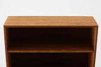 北欧より買い付けたHans J. Wegnerデザインのブックシェルフです。 彼のキャビネット類を数多く手がけたRY mobler社製の本棚です。本体はオーク材が使用されています。 シンプルなデザインながらも要所要所にウェグナーらしいデザインが施してあり、実用性にも優れている逸品です。こちらは全ての棚板の高さ調整が出来る珍しいモデルです。