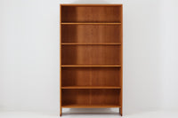 北欧より買い付けたHans J. Wegnerデザインのブックシェルフです。 彼のキャビネット類を数多く手がけたRY mobler社製の本棚です。本体はオーク材が使用されています。 シンプルなデザインながらも要所要所にウェグナーらしいデザインが施してあり、実用性にも優れている逸品です。こちらは全ての棚板の高さ調整が出来る珍しいモデルです。