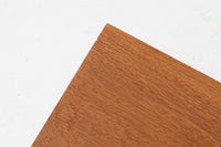 北欧より買い付けたHans J. Wegnerデザインのブックシェルフです。 彼のキャビネット類を数多く手がけたRY mobler社製の本棚です。本体はオーク材が使用されています。 シンプルなデザインながらも要所要所にウェグナーらしいデザインが施してあり、実用性にも優れている逸品です。こちらは全ての棚板の高さ調整が出来る珍しいモデルです。