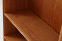 北欧より買い付けたHans J. Wegnerデザインのブックシェルフです。 彼のキャビネット類を数多く手がけたRY mobler社製の本棚です。本体はオーク材が使用されています。 シンプルなデザインながらも要所要所にウェグナーらしいデザインが施してあり、実用性にも優れている逸品です。こちらは全ての棚板の高さ調整が出来る珍しいモデルです。