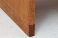 北欧より買い付けたHans J. Wegnerデザインのブックシェルフです。 彼のキャビネット類を数多く手がけたRY mobler社製の本棚です。本体はオーク材が使用されています。 シンプルなデザインながらも要所要所にウェグナーらしいデザインが施してあり、実用性にも優れている逸品です。こちらは全ての棚板の高さ調整が出来る珍しいモデルです。