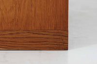 北欧より買い付けたHans J. Wegnerデザインのブックシェルフです。 彼のキャビネット類を数多く手がけたRY mobler社製の本棚です。本体はオーク材が使用されています。 シンプルなデザインながらも要所要所にウェグナーらしいデザインが施してあり、実用性にも優れている逸品です。こちらは全ての棚板の高さ調整が出来る珍しいモデルです。