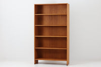 北欧より買い付けたHans J. Wegnerデザインのブックシェルフです。 彼のキャビネット類を数多く手がけたRY mobler社製の本棚です。本体はオーク材が使用されています。 シンプルなデザインながらも要所要所にウェグナーらしいデザインが施してあり、実用性にも優れている逸品です。こちらは全ての棚板の高さ調整が出来る珍しいモデルです。
