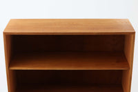 北欧より買い付けたHans J. Wegnerデザインのブックシェルフです。 彼のキャビネット類を数多く手がけたRY mobler社製の本棚です。本体はオーク材が使用されています。 シンプルなデザインながらも要所要所にウェグナーらしいデザインが施してあり、実用性にも優れている逸品です。こちらは全ての棚板の高さ調整が出来る珍しいモデルです。