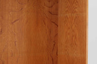 北欧より買い付けたHans J. Wegnerデザインのブックシェルフです。 彼のキャビネット類を数多く手がけたRY mobler社製の本棚です。本体はオーク材が使用されています。 シンプルなデザインながらも要所要所にウェグナーらしいデザインが施してあり、実用性にも優れている逸品です。こちらは全ての棚板の高さ調整が出来る珍しいモデルです。