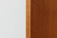 北欧より買い付けたHans J. Wegnerデザインのブックシェルフです。 彼のキャビネット類を数多く手がけたRY mobler社製の本棚です。本体はオーク材が使用されています。 シンプルなデザインながらも要所要所にウェグナーらしいデザインが施してあり、実用性にも優れている逸品です。こちらは全ての棚板の高さ調整が出来る珍しいモデルです。