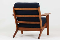 北欧家具を代表するソファ『GE290』です。現在リプロダクト品が販売されていますが、こちらは本物です。元々はベッド会社であるGETAmA社ならではのコイルスプリングが内包されたクッションの座り心地は、弾力があり心地良く、読書や映画などのリラックスタイムに最適です。立ち上がる際も適度なはね返りがあるので、動く時に億劫になる事はありません。Hans J. Wegnerならではの時代を超えた美しいデザインも魅力のひとつ。横や背面から眺めると、また異なる表情が楽しめます。さらに、こちらは現行品では手に入らない希少なチーク材モデル。素材の質感と温かみを存分に味わえる逸品です。