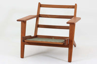 北欧家具を代表するソファ『GE290』です。現在リプロダクト品が販売されていますが、こちらは本物です。元々はベッド会社であるGETAmA社ならではのコイルスプリングが内包されたクッションの座り心地は、弾力があり心地良く、読書や映画などのリラックスタイムに最適です。立ち上がる際も適度なはね返りがあるので、動く時に億劫になる事はありません。Hans J. Wegnerならではの時代を超えた美しいデザインも魅力のひとつ。横や背面から眺めると、また異なる表情が楽しめます。さらに、こちらは現行品では手に入らない希少なチーク材モデル。素材の質感と温かみを存分に味わえる逸品です。