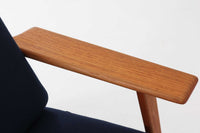 北欧家具を代表するソファ『GE290』です。現在リプロダクト品が販売されていますが、こちらは本物です。元々はベッド会社であるGETAmA社ならではのコイルスプリングが内包されたクッションの座り心地は、弾力があり心地良く、読書や映画などのリラックスタイムに最適です。立ち上がる際も適度なはね返りがあるので、動く時に億劫になる事はありません。Hans J. Wegnerならではの時代を超えた美しいデザインも魅力のひとつ。横や背面から眺めると、また異なる表情が楽しめます。さらに、こちらは現行品では手に入らない希少なチーク材モデル。素材の質感と温かみを存分に味わえる逸品です。