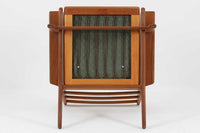 北欧家具を代表するソファ『GE290』です。現在リプロダクト品が販売されていますが、こちらは本物です。元々はベッド会社であるGETAmA社ならではのコイルスプリングが内包されたクッションの座り心地は、弾力があり心地良く、読書や映画などのリラックスタイムに最適です。立ち上がる際も適度なはね返りがあるので、動く時に億劫になる事はありません。Hans J. Wegnerならではの時代を超えた美しいデザインも魅力のひとつ。横や背面から眺めると、また異なる表情が楽しめます。さらに、こちらは現行品では手に入らない希少なチーク材モデル。素材の質感と温かみを存分に味わえる逸品です。