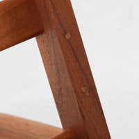 Hans J. Wegnerがデザインし、Getama社によって製造されたGe290Aは、現在では希少となったチーク材のフレームに深いブルーの張地が美しく調和した、ハイバック仕様のビンテージシングルソファです。緩やかに傾斜する背もたれと幅広のアームが身体を包み込むような快適な座り心地を実現し、日常に上質な寛ぎをもたらします。背面の格子状フレームや真鍮ビスなど、細部にまでウェグナーの美意識が宿り、北欧家具の名作としてリビングの主役にふさわしい存在感を放ちます。座面クッションにはスプリングが内包されていますが、背もたれにはウレタンのみが使用されています。