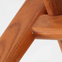 Hans J. Wegnerがデザインし、Getama社によって製造されたGe290Aは、現在では希少となったチーク材のフレームに深いブルーの張地が美しく調和した、ハイバック仕様のビンテージシングルソファです。緩やかに傾斜する背もたれと幅広のアームが身体を包み込むような快適な座り心地を実現し、日常に上質な寛ぎをもたらします。背面の格子状フレームや真鍮ビスなど、細部にまでウェグナーの美意識が宿り、北欧家具の名作としてリビングの主役にふさわしい存在感を放ちます。座面クッションにはスプリングが内包されていますが、背もたれにはウレタンのみが使用されています。