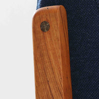 Hans J. Wegnerがデザインし、Getama社によって製造されたGe290Aは、現在では希少となったチーク材のフレームに深いブルーの張地が美しく調和した、ハイバック仕様のビンテージシングルソファです。緩やかに傾斜する背もたれと幅広のアームが身体を包み込むような快適な座り心地を実現し、日常に上質な寛ぎをもたらします。背面の格子状フレームや真鍮ビスなど、細部にまでウェグナーの美意識が宿り、北欧家具の名作としてリビングの主役にふさわしい存在感を放ちます。座面クッションにはスプリングが内包されていますが、背もたれにはウレタンのみが使用されています。