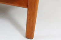 北欧家具を代表するソファ『GE290』です。現在リプロダクト品が販売されていますが、こちらは本物です。元々はベッド会社であるGETAmA社ならではのコイルスプリングが内包されたクッションの座り心地は、弾力があり心地良く、読書や映画などのリラックスタイムに最適です。立ち上がる際も適度なはね返りがあるので、動く時に億劫になる事はありません。Hans J. Wegnerならではの時代を超えた美しいデザインも魅力のひとつ。横や背面から眺めると、また異なる表情が楽しめます。さらに、こちらは現行品では手に入らない希少なチーク材モデル。素材の質感と温かみを存分に味わえる逸品です。