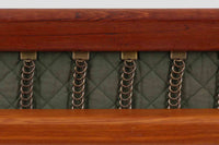 北欧家具を代表するソファ『GE290』です。現在リプロダクト品が販売されていますが、こちらは本物です。元々はベッド会社であるGETAmA社ならではのコイルスプリングが内包されたクッションの座り心地は、弾力があり心地良く、読書や映画などのリラックスタイムに最適です。立ち上がる際も適度なはね返りがあるので、動く時に億劫になる事はありません。Hans J. Wegnerならではの時代を超えた美しいデザインも魅力のひとつ。横や背面から眺めると、また異なる表情が楽しめます。さらに、こちらは現行品では手に入らない希少なチーク材モデル。素材の質感と温かみを存分に味わえる逸品です。