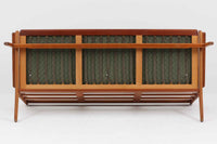 北欧家具を代表するソファ『GE290』です。現在リプロダクト品が販売されていますが、こちらは本物です。元々はベッド会社であるGETAmA社ならではのコイルスプリングが内包されたクッションの座り心地は、弾力があり心地良く、読書や映画などのリラックスタイムに最適です。立ち上がる際も適度なはね返りがあるので、動く時に億劫になる事はありません。Hans J. Wegnerならではの時代を超えた美しいデザインも魅力のひとつ。横や背面から眺めると、また異なる表情が楽しめます。さらに、こちらは現行品では手に入らない希少なチーク材モデル。素材の質感と温かみを存分に味わえる逸品です。