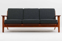 北欧家具を代表するソファ『GE290』です。現在リプロダクト品が販売されていますが、こちらは本物です。元々はベッド会社であるGETAmA社ならではのコイルスプリングが内包されたクッションの座り心地は、弾力があり心地良く、読書や映画などのリラックスタイムに最適です。立ち上がる際も適度なはね返りがあるので、動く時に億劫になる事はありません。Hans J. Wegnerならではの時代を超えた美しいデザインも魅力のひとつ。横や背面から眺めると、また異なる表情が楽しめます。さらに、こちらは現行品では手に入らない希少なチーク材モデル。素材の質感と温かみを存分に味わえる逸品です。