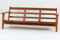 北欧家具を代表するソファ『GE290』です。現在リプロダクト品が販売されていますが、こちらは本物です。元々はベッド会社であるGETAmA社ならではのコイルスプリングが内包されたクッションの座り心地は、弾力があり心地良く、読書や映画などのリラックスタイムに最適です。立ち上がる際も適度なはね返りがあるので、動く時に億劫になる事はありません。Hans J. Wegnerならではの時代を超えた美しいデザインも魅力のひとつ。横や背面から眺めると、また異なる表情が楽しめます。さらに、こちらは現行品では手に入らない希少なチーク材モデル。素材の質感と温かみを存分に味わえる逸品です。