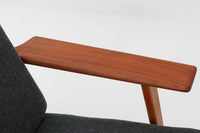 北欧家具を代表するソファ『GE290』です。現在リプロダクト品が販売されていますが、こちらは本物です。元々はベッド会社であるGETAmA社ならではのコイルスプリングが内包されたクッションの座り心地は、弾力があり心地良く、読書や映画などのリラックスタイムに最適です。立ち上がる際も適度なはね返りがあるので、動く時に億劫になる事はありません。Hans J. Wegnerならではの時代を超えた美しいデザインも魅力のひとつ。横や背面から眺めると、また異なる表情が楽しめます。さらに、こちらは現行品では手に入らない希少なチーク材モデル。素材の質感と温かみを存分に味わえる逸品です。