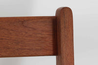 北欧家具を代表するソファ『GE290』です。現在リプロダクト品が販売されていますが、こちらは本物です。元々はベッド会社であるGETAmA社ならではのコイルスプリングが内包されたクッションの座り心地は、弾力があり心地良く、読書や映画などのリラックスタイムに最適です。立ち上がる際も適度なはね返りがあるので、動く時に億劫になる事はありません。Hans J. Wegnerならではの時代を超えた美しいデザインも魅力のひとつ。横や背面から眺めると、また異なる表情が楽しめます。さらに、こちらは現行品では手に入らない希少なチーク材モデル。素材の質感と温かみを存分に味わえる逸品です。