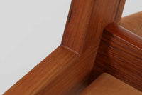 北欧家具を代表するソファ『GE290』です。現在リプロダクト品が販売されていますが、こちらは本物です。元々はベッド会社であるGETAmA社ならではのコイルスプリングが内包されたクッションの座り心地は、弾力があり心地良く、読書や映画などのリラックスタイムに最適です。立ち上がる際も適度なはね返りがあるので、動く時に億劫になる事はありません。Hans J. Wegnerならではの時代を超えた美しいデザインも魅力のひとつ。横や背面から眺めると、また異なる表情が楽しめます。さらに、こちらは現行品では手に入らない希少なチーク材モデル。素材の質感と温かみを存分に味わえる逸品です。