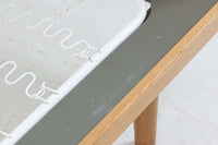 北欧より買い付けたHans J. WegnerデザインによるGETAmA社製のベッドフレームは、シンプルで洗練されたデザインが特徴です。空間を広く感じさせるスッキリとしたラインが、どんなインテリアにも調和します。本体には高品質なオーク材が使用されており、自然な木目の美しさと温かみを感じることができます。シングルサイズのマットレスに対応しています。マットレスは付属しておりませんので、別途ご用意ください。。