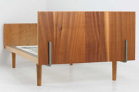 北欧より買い付けたHans J. WegnerデザインによるGETAmA社製のベッドフレームは、シンプルで洗練されたデザインが特徴です。空間を広く感じさせるスッキリとしたラインが、どんなインテリアにも調和します。本体には高品質なオーク材が使用されており、自然な木目の美しさと温かみを感じることができます。シングルサイズのマットレスに対応しています。マットレスは付属しておりませんので、別途ご用意ください。。