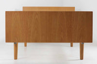 北欧より買い付けたHans J. WegnerデザインによるGETAmA社製のベッドフレームは、シンプルで洗練されたデザインが特徴です。空間を広く感じさせるスッキリとしたラインが、どんなインテリアにも調和します。本体には高品質なオーク材が使用されており、自然な木目の美しさと温かみを感じることができます。シングルサイズのマットレスに対応しています。マットレスは付属しておりませんので、別途ご用意ください。。