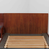 Hans J. Wegnerがデザインし、Getama社によって製造されたこちらのシングルベッドフレームは、チーク材とブラックの合皮パネルが上品に調和した、北欧ビンテージならではの美しい佇まいが魅力です。ヘッドボードにはブラックガラスを載せた引き出し付きのナイトテーブルが備えられていますが、取り外しが可能な構造となっており、空間や用途に応じて柔軟にレイアウトできます。堅牢なスノコ構造で寝具の通気性にも優れ、実用性とデザイン性を兼ね備えた一点です。