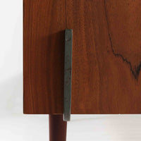 Hans J. Wegnerがデザインし、Getama社によって製造されたこちらのシングルベッドフレームは、チーク材とブラックの合皮パネルが上品に調和した、北欧ビンテージならではの美しい佇まいが魅力です。ヘッドボードにはブラックガラスを載せた引き出し付きのナイトテーブルが備えられていますが、取り外しが可能な構造となっており、空間や用途に応じて柔軟にレイアウトできます。堅牢なスノコ構造で寝具の通気性にも優れ、実用性とデザイン性を兼ね備えた一点です。