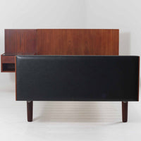 Hans J. Wegnerがデザインし、Getama社によって製造されたこちらのシングルベッドフレームは、チーク材とブラックの合皮パネルが上品に調和した、北欧ビンテージならではの美しい佇まいが魅力です。ヘッドボードにはブラックガラスを載せた引き出し付きのナイトテーブルが備えられていますが、取り外しが可能な構造となっており、空間や用途に応じて柔軟にレイアウトできます。堅牢なスノコ構造で寝具の通気性にも優れ、実用性とデザイン性を兼ね備えた一点です。