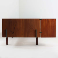 Hans J. Wegnerがデザインし、Getama社によって製造されたこちらのシングルベッドフレームは、チーク材とブラックの合皮パネルが上品に調和した、北欧ビンテージならではの美しい佇まいが魅力です。ヘッドボードにはブラックガラスを載せた引き出し付きのナイトテーブルが備えられていますが、取り外しが可能な構造となっており、空間や用途に応じて柔軟にレイアウトできます。堅牢なスノコ構造で寝具の通気性にも優れ、実用性とデザイン性を兼ね備えた一点です。