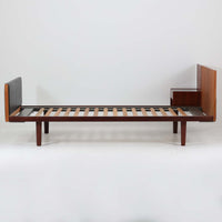 Hans J. Wegnerがデザインし、Getama社によって製造されたこちらのシングルベッドフレームは、チーク材とブラックの合皮パネルが上品に調和した、北欧ビンテージならではの美しい佇まいが魅力です。ヘッドボードにはブラックガラスを載せた引き出し付きのナイトテーブルが備えられていますが、取り外しが可能な構造となっており、空間や用途に応じて柔軟にレイアウトできます。堅牢なスノコ構造で寝具の通気性にも優れ、実用性とデザイン性を兼ね備えた一点です。
