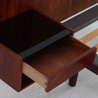 Hans J. Wegnerがデザインし、Getama社によって製造されたこちらのシングルベッドフレームは、チーク材とブラックの合皮パネルが上品に調和した、北欧ビンテージならではの美しい佇まいが魅力です。ヘッドボードにはブラックガラスを載せた引き出し付きのナイトテーブルが備えられていますが、取り外しが可能な構造となっており、空間や用途に応じて柔軟にレイアウトできます。堅牢なスノコ構造で寝具の通気性にも優れ、実用性とデザイン性を兼ね備えた一点です。