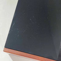 Hans J. Wegnerがデザインし、Getama社によって製造されたこちらのシングルベッドフレームは、チーク材とブラックの合皮パネルが上品に調和した、北欧ビンテージならではの美しい佇まいが魅力です。ヘッドボードにはブラックガラスを載せた引き出し付きのナイトテーブルが備えられていますが、取り外しが可能な構造となっており、空間や用途に応じて柔軟にレイアウトできます。堅牢なスノコ構造で寝具の通気性にも優れ、実用性とデザイン性を兼ね備えた一点です。