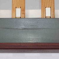 Hans J. Wegnerがデザインし、Getama社によって製造されたこちらのシングルベッドフレームは、チーク材とブラックの合皮パネルが上品に調和した、北欧ビンテージならではの美しい佇まいが魅力です。ヘッドボードにはブラックガラスを載せた引き出し付きのナイトテーブルが備えられていますが、取り外しが可能な構造となっており、空間や用途に応じて柔軟にレイアウトできます。堅牢なスノコ構造で寝具の通気性にも優れ、実用性とデザイン性を兼ね備えた一点です。